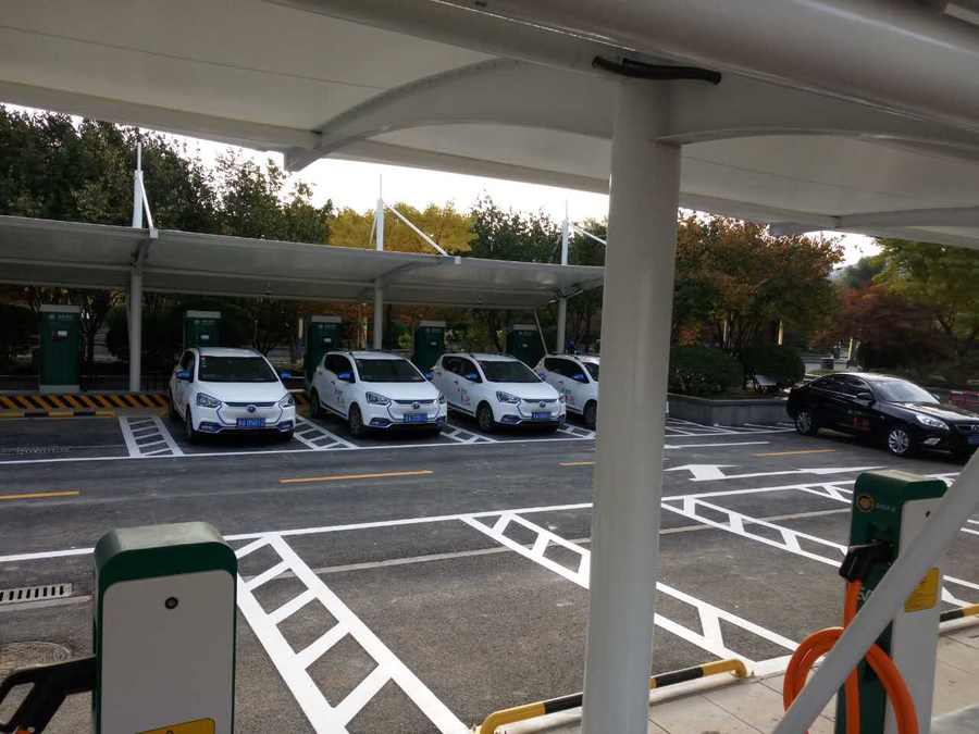 七字型的汽車停車棚，也是汽車蓬里，使用比較多的一款造型