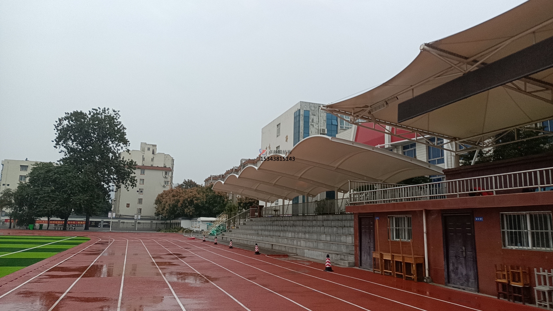 學校田徑場膜結(jié)構(gòu)看臺遮陽棚如何選擇材料？不同材料對其性能有何影響？
