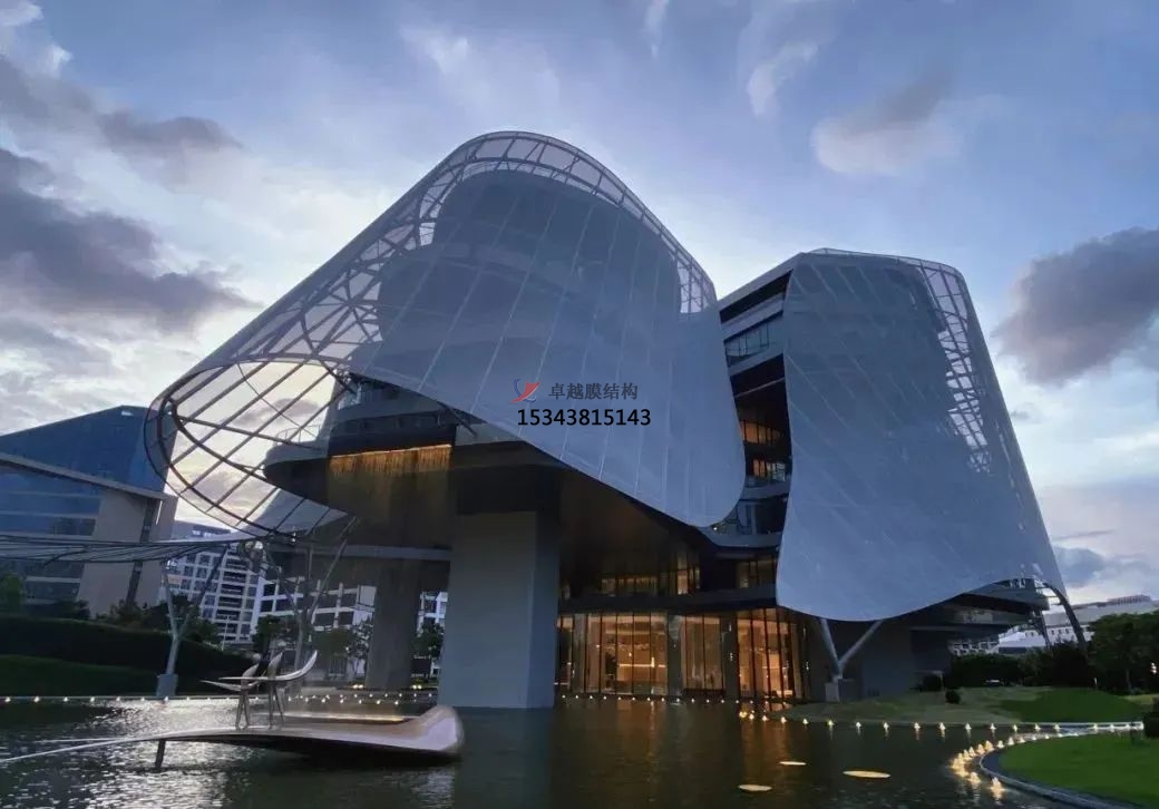 優(yōu)雅而懸浮，PTFE膜結(jié)構(gòu)外立面建筑